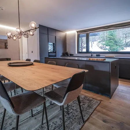 Black Summit Boutique Apartment *