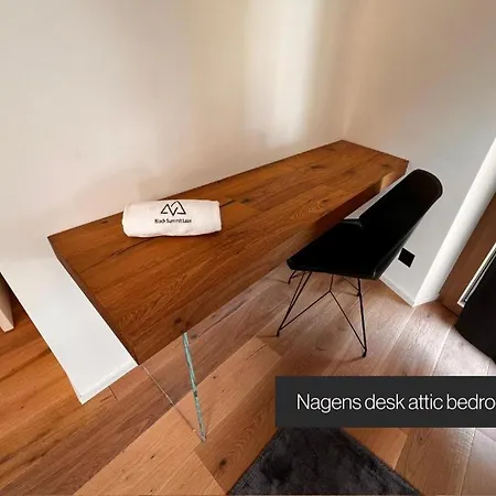 Daire Black Summit Boutique