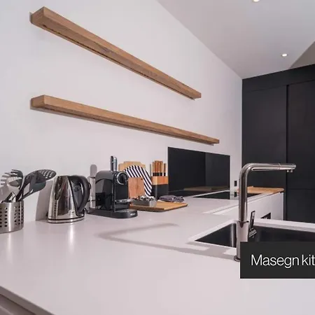 Daire Black Summit Boutique *